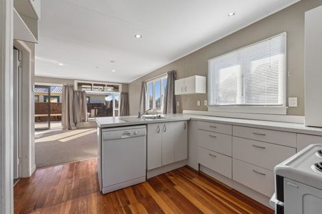 Photo of property in 15 York Crescent, Westown, New Plymouth, 4310