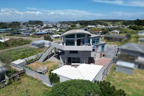 Photo of property in 9 Trafalgar Street, Foxton Beach, Foxton, 4815