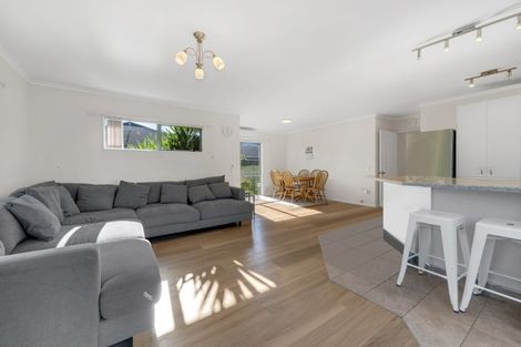 Photo of property in 16 Castlehill Court, Wattle Downs, Auckland, 2103