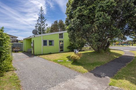 Photo of property in 41 Queens Road, Waikanae Beach, Waikanae, 5036