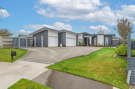 Photo of property in 15 Monaco Grove, Fitzherbert, Palmerston North, 4410