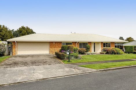 Photo of property in 18 Kinross Drive, Merrilands, New Plymouth, 4312