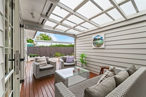 Photo of property in 2/118 East Coast Road, Forrest Hill, Auckland, 0620