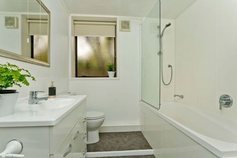 Photo of property in 2/33 Korotaha Terrace, Rothesay Bay, Auckland, 0630