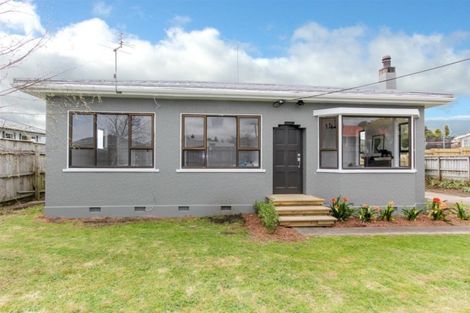 Photo of property in 21 Queens Road, Glen Avon, New Plymouth, 4312