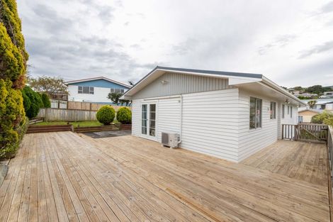 Photo of property in 25 Gloaming Hill, Titahi Bay, Porirua, 5022