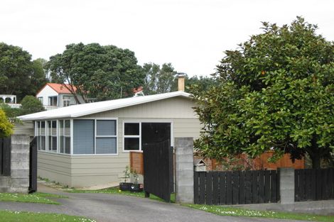 Photo of property in 5 Poharama Place, Marfell, New Plymouth, 4310