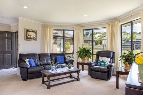 Photo of property in 35 Cabeleigh Drive, Helensville, 0800