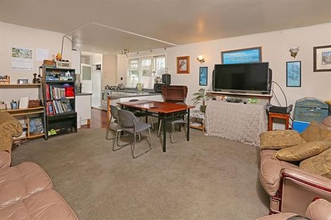 Photo of property in 6 Kirrie Avenue, Te Atatu South, Auckland, 0610