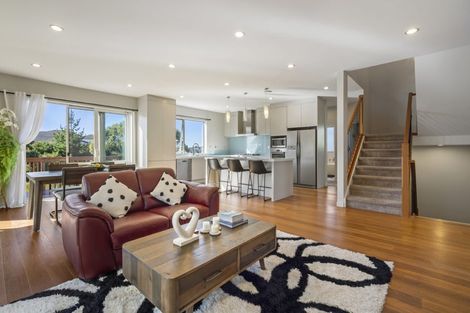 Photo of property in 5 Bintulu Place, Fairview Heights, Auckland, 0632