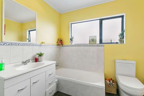 Photo of property in 3/20 Glen Vista Place, Bayview, Auckland, 0629
