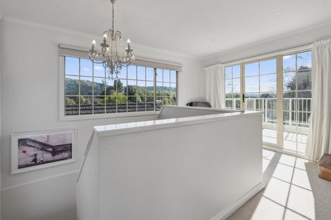 Photo of property in 2 Rika Place, Kawaha Point, Rotorua, 3010