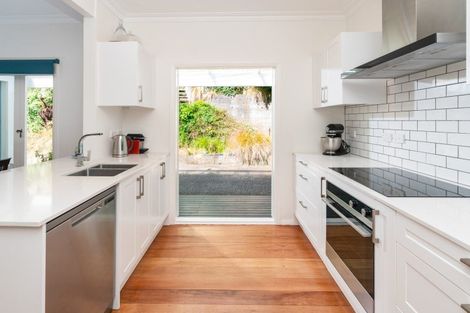 Photo of property in 104 Curtis Street, Northland, Wellington, 6012