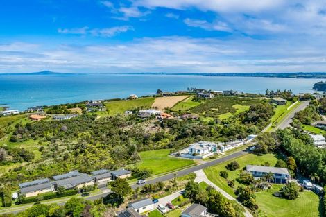 Photo of property in 127 Roberts Road, Matakatia, Whangaparaoa, 0930