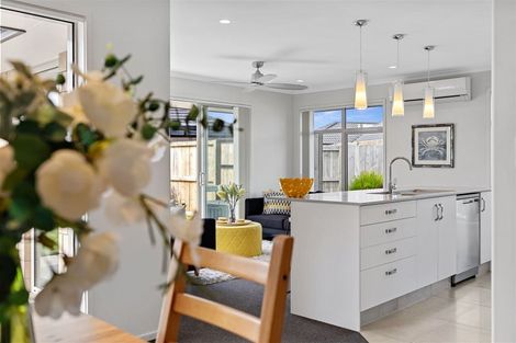 Photo of property in 21 Naeo Close, Papamoa Beach, Papamoa, 3118