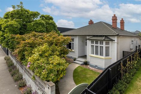 Photo of property in 114 Aikmans Road, Merivale, Christchurch, 8014