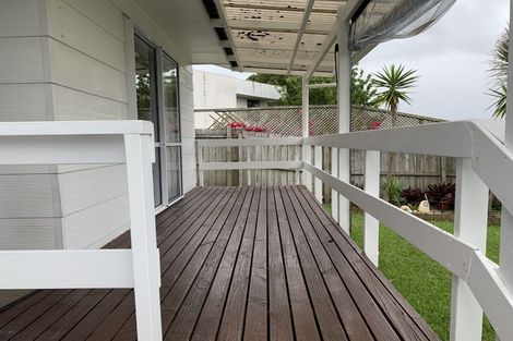 Photo of property in 2/82 Roberts Road, Te Atatu South, Auckland, 0610