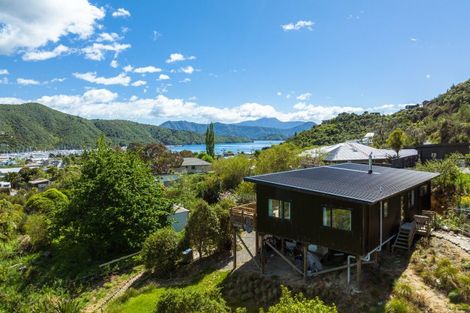 Photo of property in 30 Waimarama Street, Waikawa, Picton, 7220