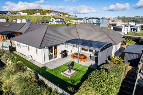 Photo of property in 86 Queen Charlotte Drive, Aotea, Porirua, 5024