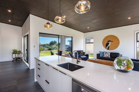 Photo of property in 7 Te Heke Place, Waikanae, 5036