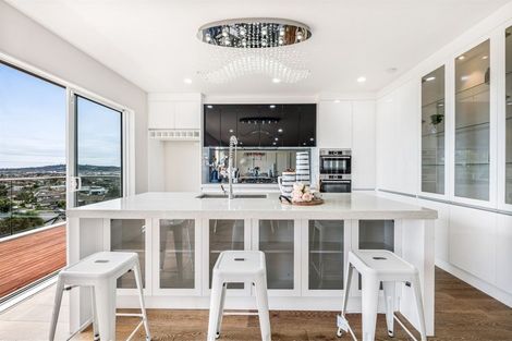 Photo of property in 23 Bartells Drive, Goodwood Heights, Auckland, 2105