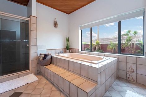 Photo of property in 33 Booralee Avenue, Botany Downs, Auckland, 2010