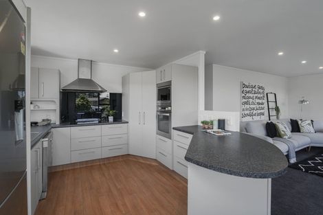 Photo of property in 5 Chilton Drive, Paraparaumu, 5032