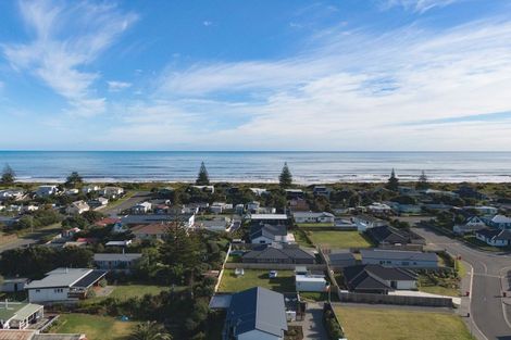 Photo of property in 37 Seagrass Place, Otaki Beach, Otaki, 5512