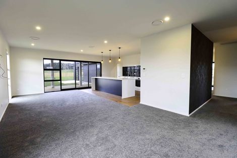 Photo of property in 42 Sardinia Grove, Fitzherbert, Palmerston North, 4410