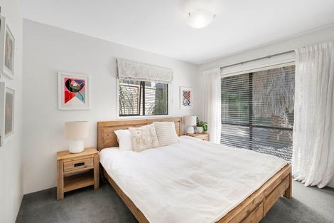 Photo of property in 2/8 Heatherleigh Rise, Northcross, Auckland, 0632