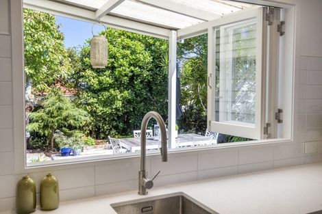 Photo of property in 37 Kiwi Road, Stanley Point, Auckland, 0624