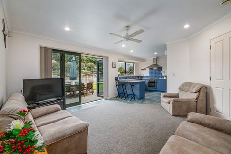 Photo of property in 4 Chardonnay Rise, Henderson, Auckland, 0612