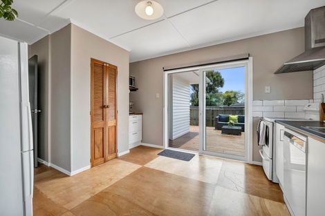 Photo of property in 33 Turakina Street, Merrilands, New Plymouth, 4312