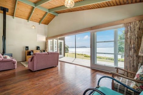 Photo of property in 66 Tindalls Bay Road, Tindalls Beach, Whangaparaoa, 0930