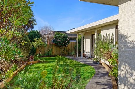 Photo of property in 28 Rewarewa Crescent, Waikanae, 5036