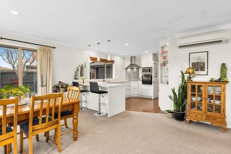 Photo of property in 92 Willowview Drive, Redwood, Christchurch, 8051