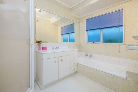 Photo of property in 6a Sheriff Place, Randwick Park, Auckland, 2105