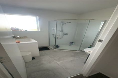 Photo of property in 1/25 Peach Road, Glenfield, Auckland, 0629