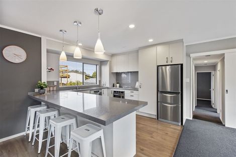 Photo of property in 4 Pinewood Grove, Botany Downs, Auckland, 2010