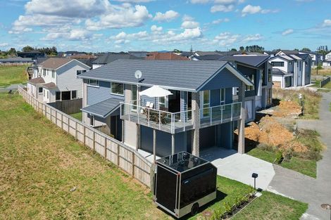 Photo of property in 9 Whata Street, Clarks Beach, 2122