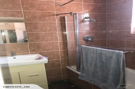 Photo of property in 2 Springside Place, New Lynn, Auckland, 0600