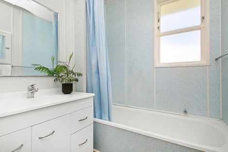 Photo of property in 5 Cara Crescent, Paparangi, Wellington, 6037