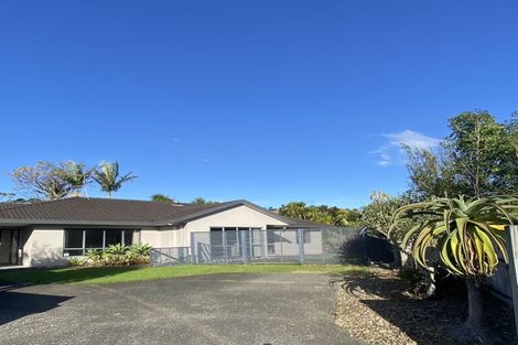 Photo of property in 10 Scarlet Oak Drive, Schnapper Rock, Auckland, 0632