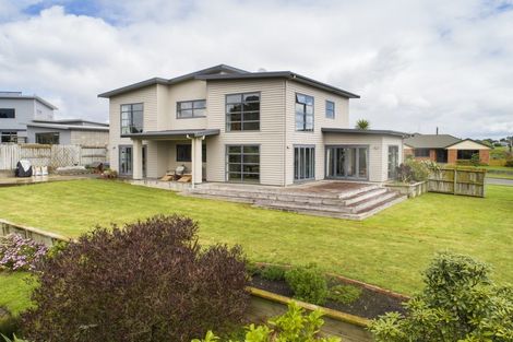 Photo of property in 76 Cashmere Drive, Fitzherbert, Palmerston North, 4410