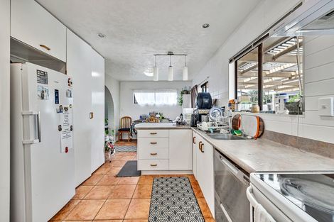 Photo of property in 221 Edmonton Road, Te Atatu South, Auckland, 0610