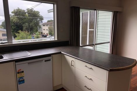 Photo of property in 208 Sunnynook Road, Totara Vale, Auckland, 0627