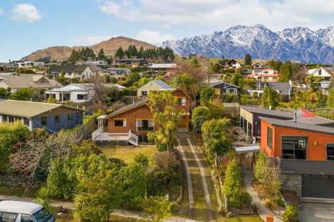 Photo of property in 5 Larch Court, Kelvin Heights, Queenstown, 9300