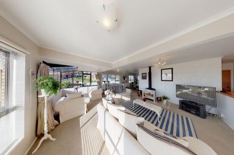 Photo of property in 2 Leo Place, Kawaha Point, Rotorua, 3010