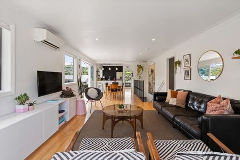 Photo of property in 19 Kereru Bend, Tawa, Wellington, 5028