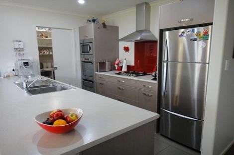 Photo of property in 9 Endeavour Place, One Tree Point, 0118